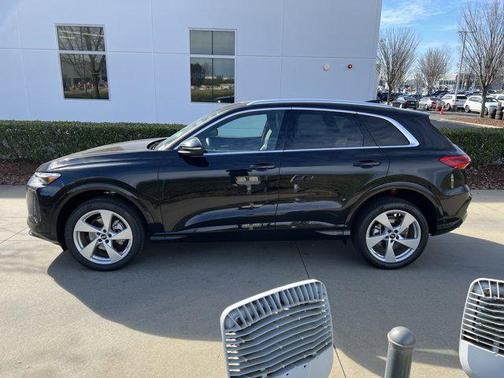 Mythos Black Metallic 2025 Audi Q5 Premium Plus TFSI quattro S tronic