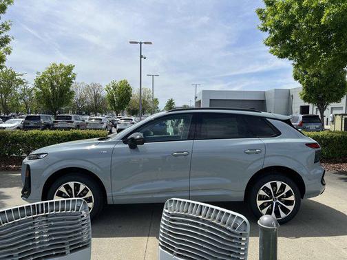 Arrow Gray Pearl Effect 2026 Audi Q3 TFSI quattro S tronic