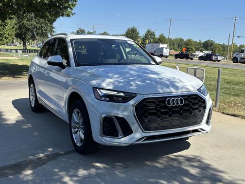 Glacier White Metallic 2023 Audi Q5 45 S line Premium