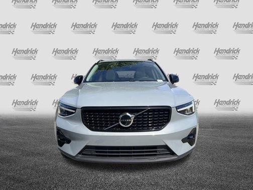 Vapor Grey Metallic 2024 Volvo XC40 B5 Plus Dark Theme