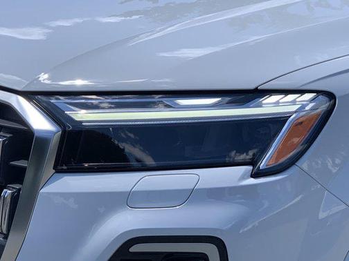 Glacier White Metallic 2025 Audi Q7 55 Premium Plus