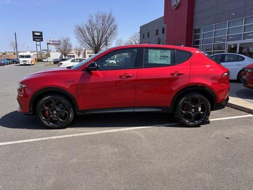 Rosso 2026 Alfa Romeo Tonale Base