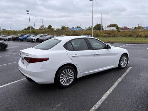 2022 Alfa Romeo Giulia Base
