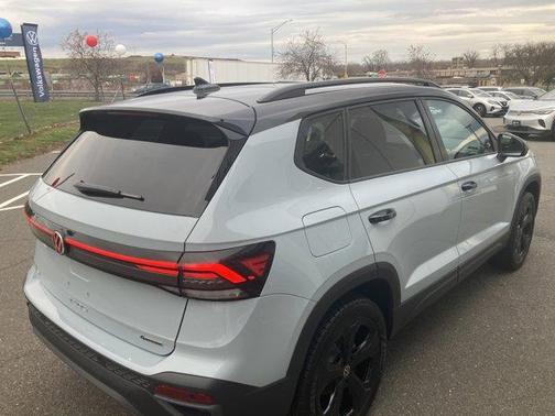 2025 Volkswagen Taos 1.5T SE Black