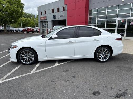 Alfa White 2022 Alfa Romeo Giulia Ti