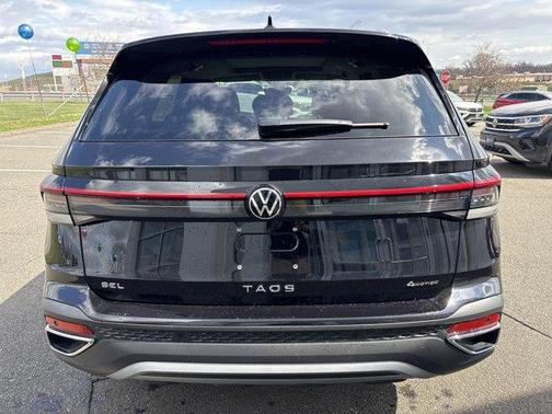 Deep Black Pearl Effect 2026 Volkswagen Taos 1.5T SEL