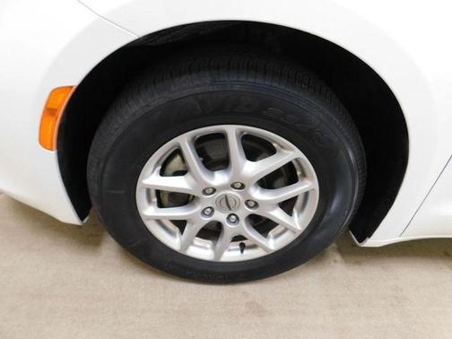 Bright White Clearcoat 2023 Chrysler Voyager LX