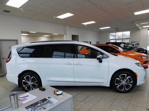 Bright White Clearcoat 2026 Chrysler Pacifica Pinnacle