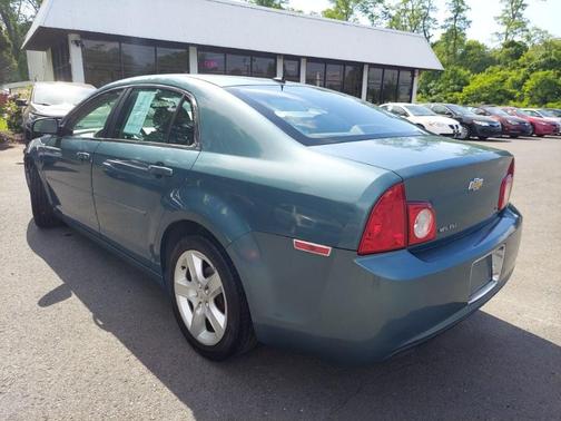 Green 2009 Chevrolet Malibu LS