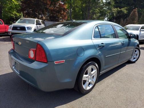 Green 2009 Chevrolet Malibu LS