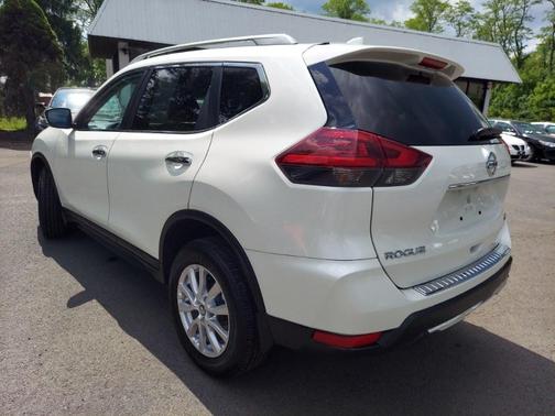 White 2018 Nissan Rogue SV