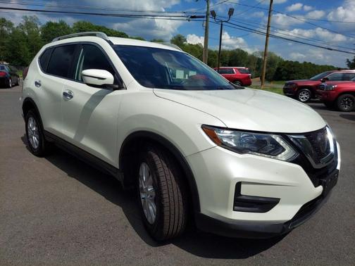 White 2018 Nissan Rogue SV