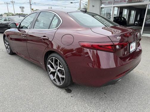 Monza Red Metallic 2019 Alfa Romeo Giulia Base