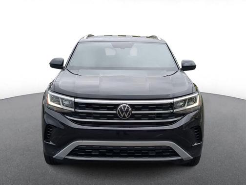 Deep Black Pearl 2023 Volkswagen Atlas Cross Sport 3.6L V6 SE w/Technology