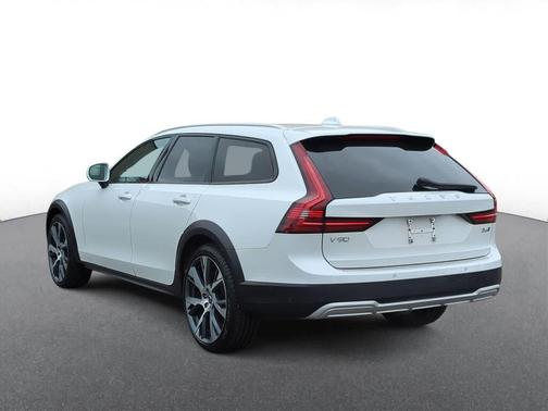Crystal White Metallic 2023 Volvo V90 Cross Country B6 Ultimate