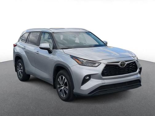Celestial Silver Metallic 2023 Toyota Highlander XLE