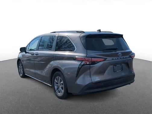 2022 Toyota Sienna LE