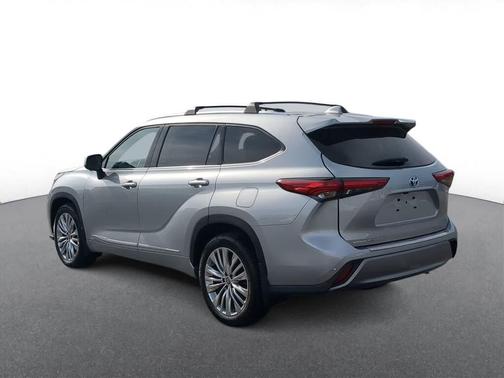 2023 Toyota Highlander Hybrid Platinum