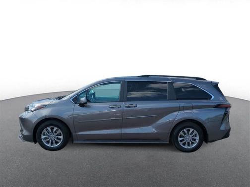 2023 Toyota Sienna LE