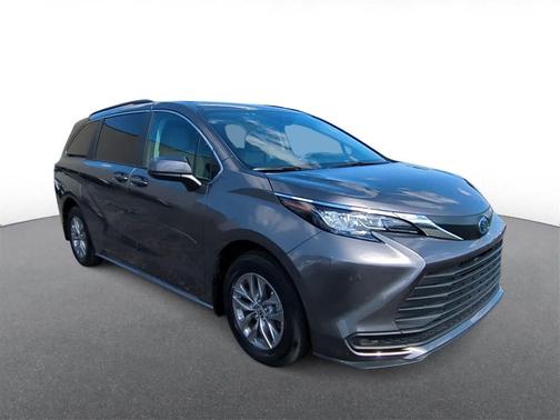 2023 Toyota Sienna LE
