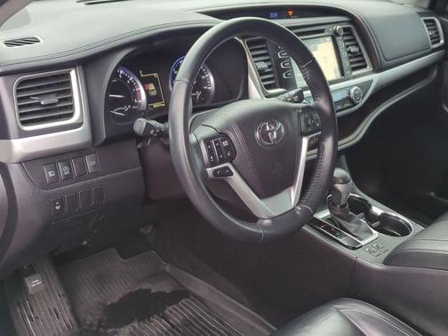 Ooh La La Rouge Mica 2017 Toyota Highlander XLE