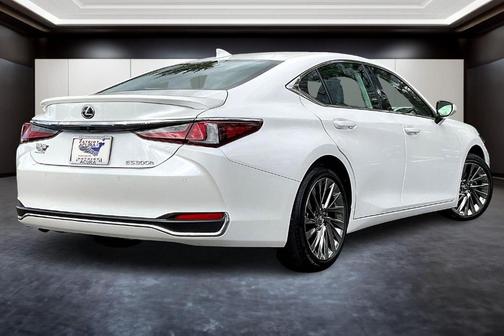2025 Lexus ES 300h Luxury