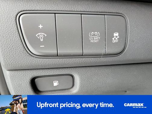White 2018 Kia Niro LX