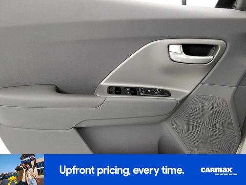 White 2018 Kia Niro LX