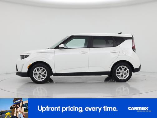 White 2025 Kia Soul LX