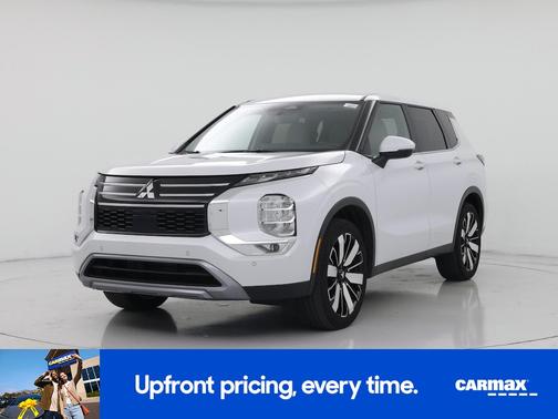 White 2025 Mitsubishi Outlander SE