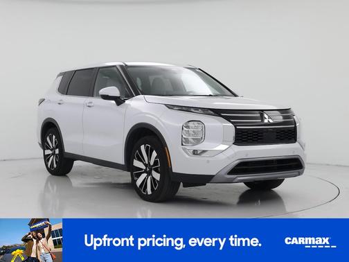 White 2025 Mitsubishi Outlander SE