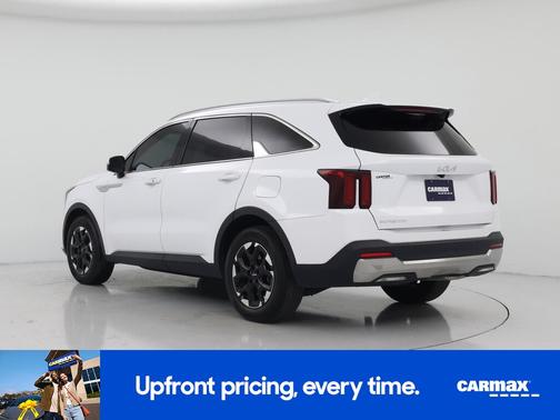White 2024 Kia Sorento S