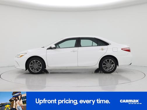White 2017 Toyota Camry SE