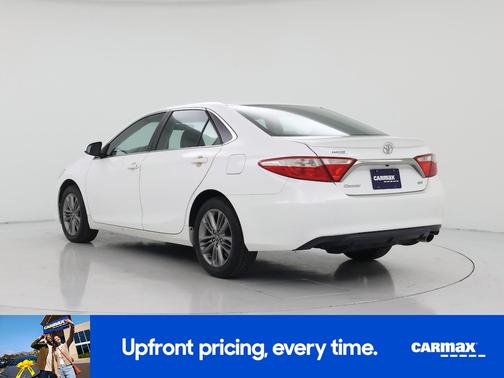 White 2017 Toyota Camry SE