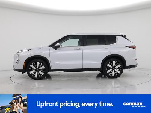 White 2025 Mitsubishi Outlander SE