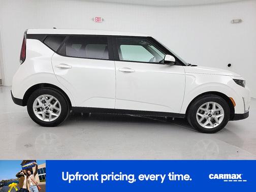 White 2025 Kia Soul LX