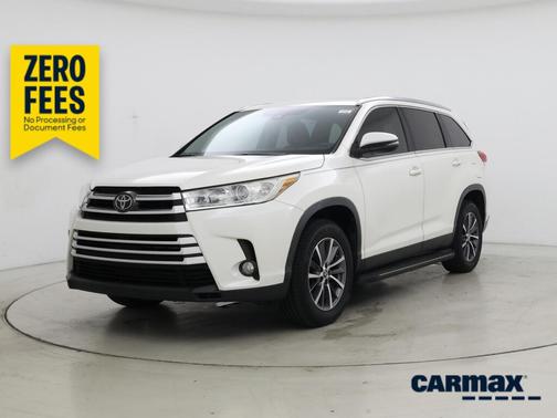 White 2019 Toyota Highlander XLE