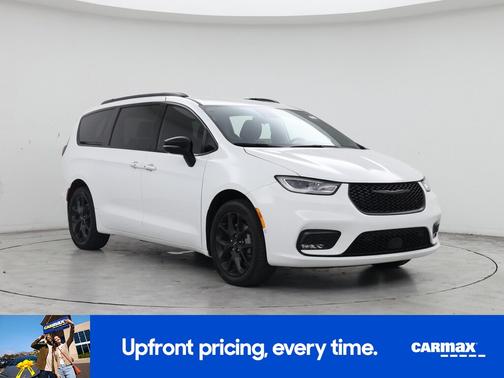 White 2024 Chrysler Pacifica Touring L