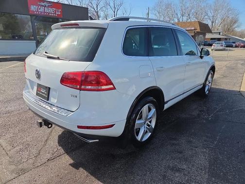 Pure White 2013 Volkswagen Touareg TDI Lux