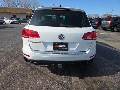 Pure White 2013 Volkswagen Touareg TDI Lux