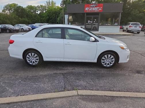 Super White 2013 Toyota Corolla LE