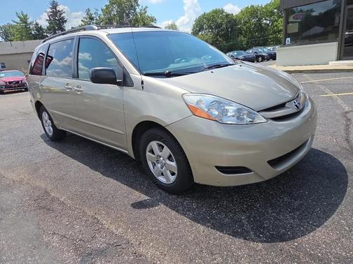Tan 2008 Toyota Sienna LE