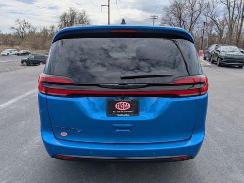 Hydro Blue Pearlcoat 2026 Chrysler Pacifica L