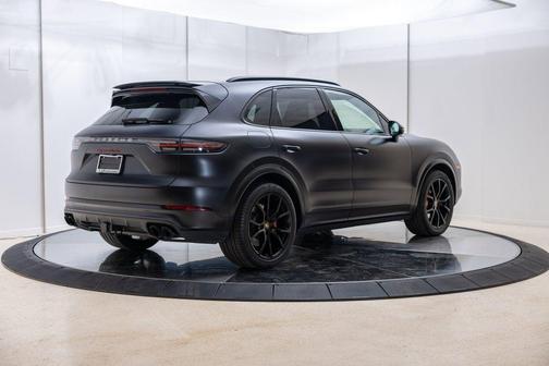 Jet Black Metallic 2022 Porsche Cayenne Turbo
