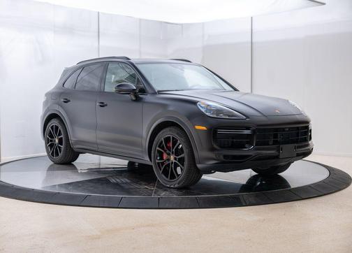Jet Black Metallic 2022 Porsche Cayenne Turbo