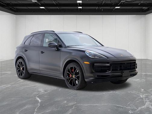 Jet Black Metallic 2022 Porsche Cayenne Turbo