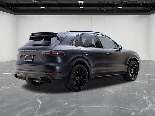 Jet Black Metallic 2022 Porsche Cayenne Turbo
