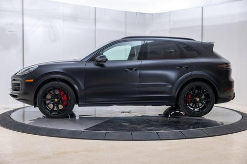 Jet Black Metallic 2022 Porsche Cayenne Turbo