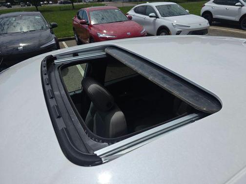 White Frost Tricoat 2026 Buick Envista Avenir FWD