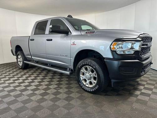 2022 RAM 2500 Tradesman Crew Cab 4x4 6'4' Box